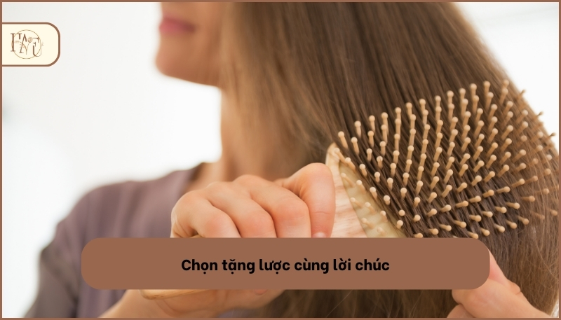 Chọn tặng lược cùng lời chúc