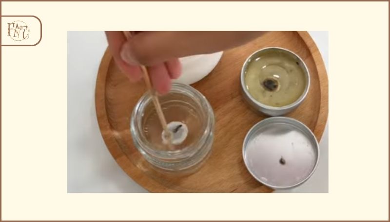 khuấy cho nến và nước sôi hoà trộn vào nhau