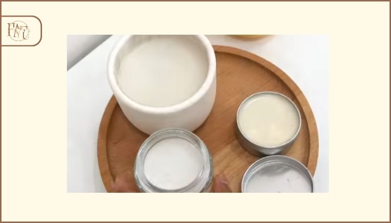 Khi sáp nến đã tan hoàn toàn bạn để yên