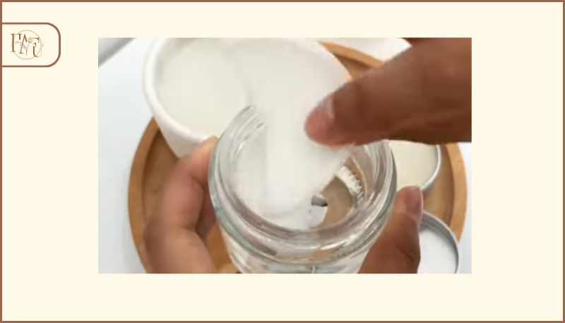 dùng tay lấy phần sáp ra khỏi cốc nến